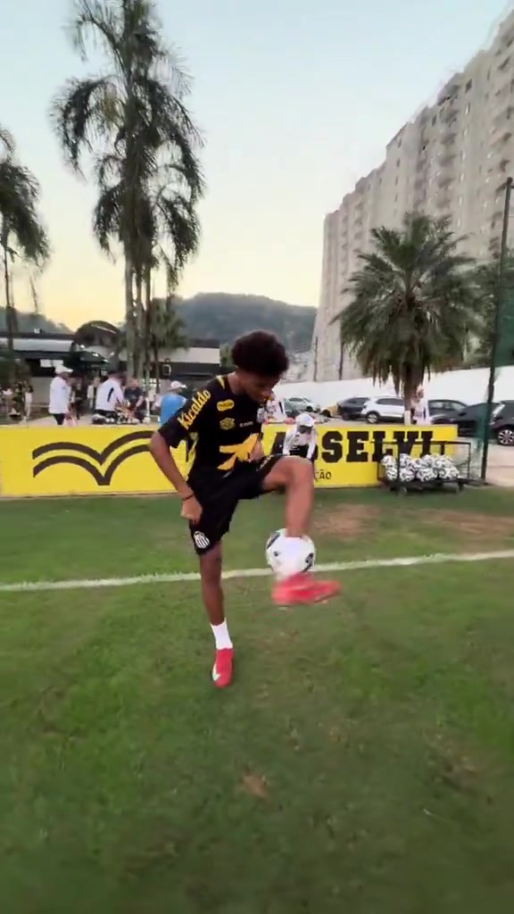 【集锦】这就是天赋！罗比尼奥儿子三次才能成功的花式，内马尔一