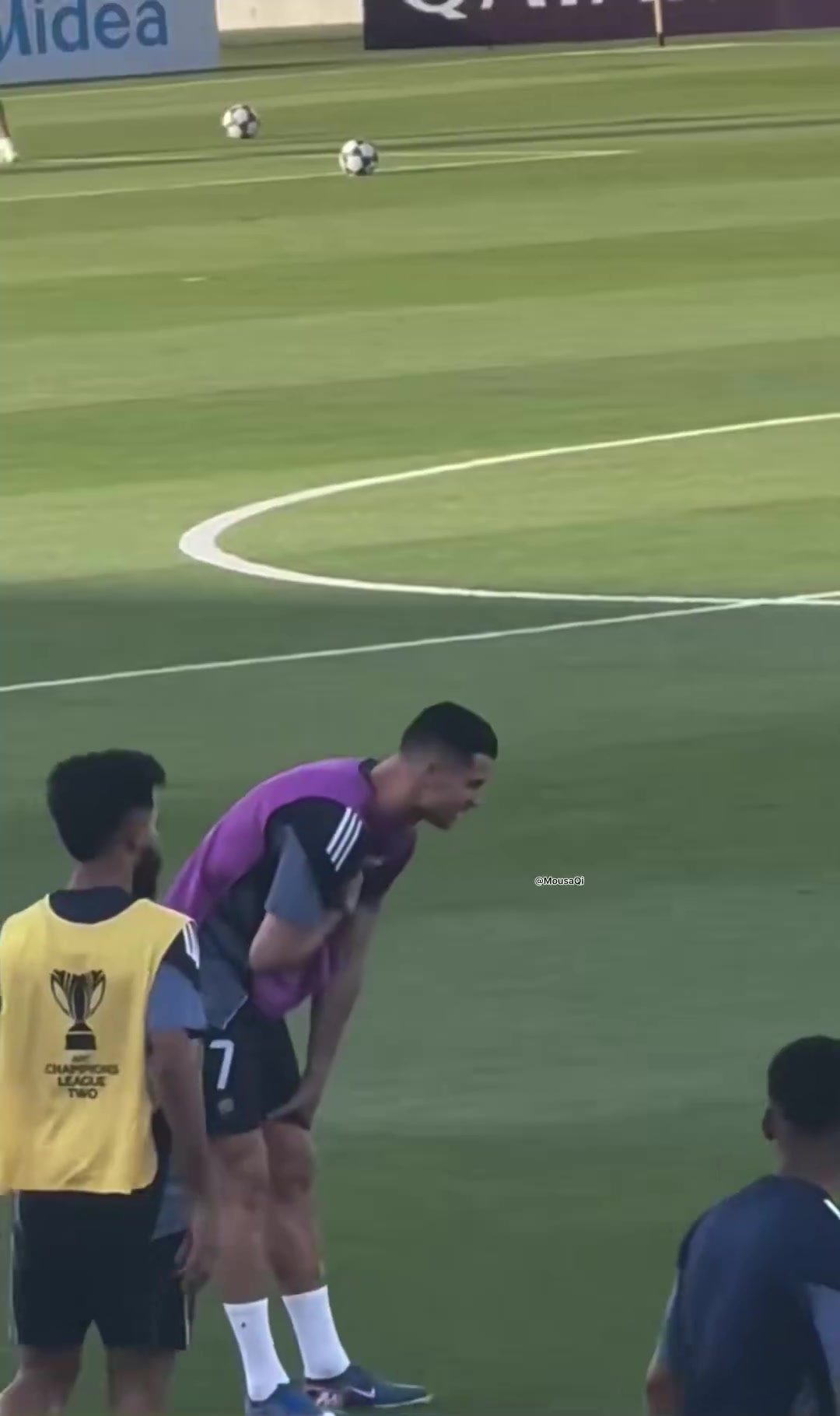 [推荐]真痛啊！马内训练赛撞到了C罗，让总裁痛苦不已