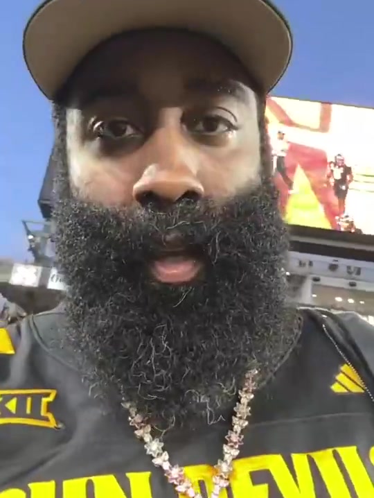 [集锦]登哥此前观战橄榄球，怼脸拍发现好多白胡须啊