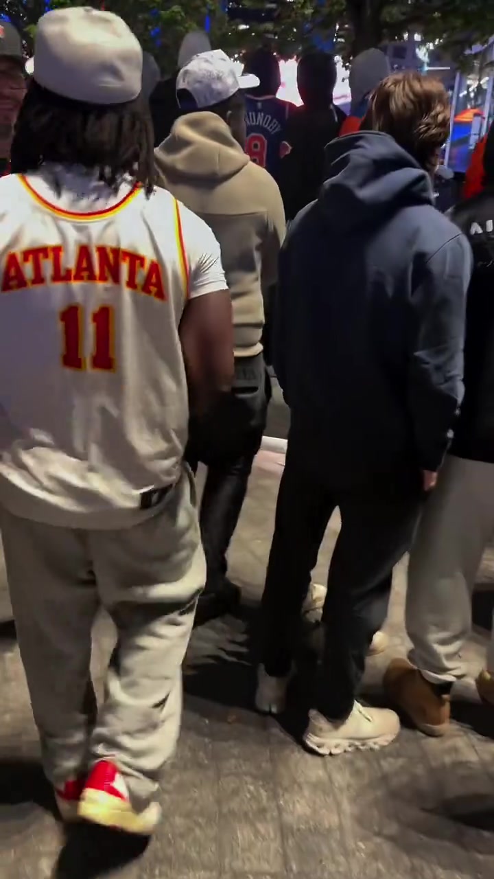 【视频/集锦】“太牛了～老鹰球迷穿着特雷杨球衣在尼克斯球馆外