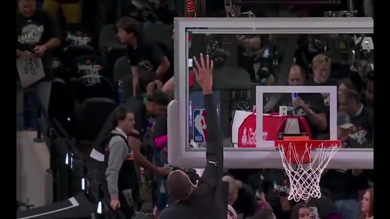 [超清赛事影像]还有谁能做到？文班亚马尝试摸篮板上沿，但是还