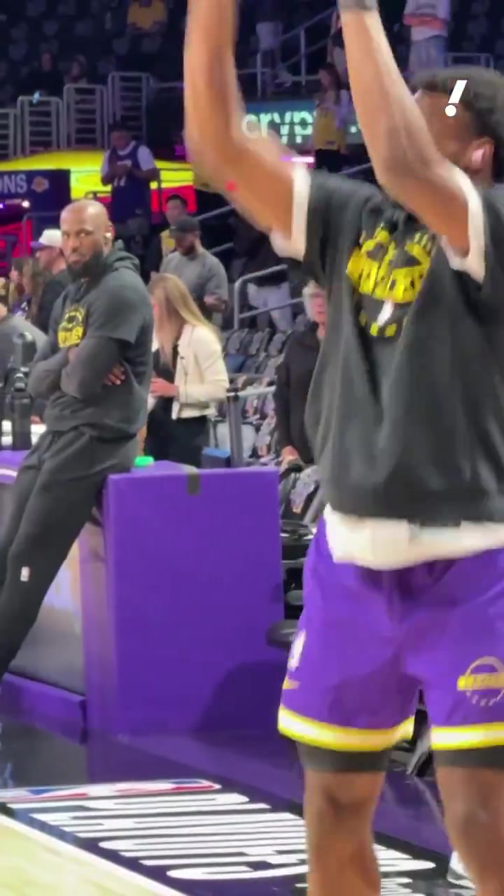 [球迷精选片段]布朗尼这腹肌清晰可见！詹姆斯赛前站在场边看着