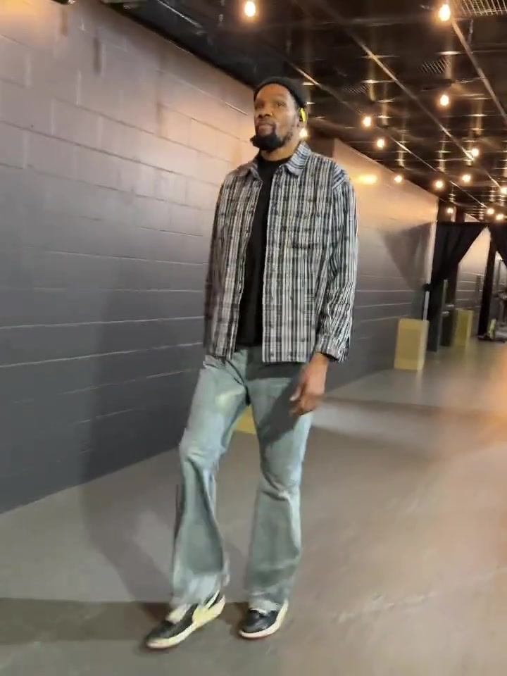 [你怎么看？]湖人火箭G2杜兰特带伤复出！牛仔裤灰衬衫黑色帽