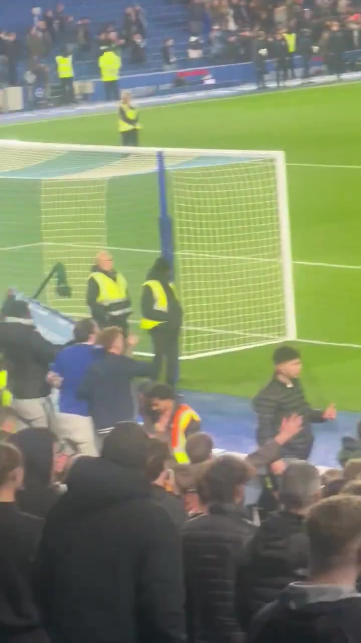 [精选攻防]实拍：在队友们返回更衣室后恩佐独自一人留下来，看