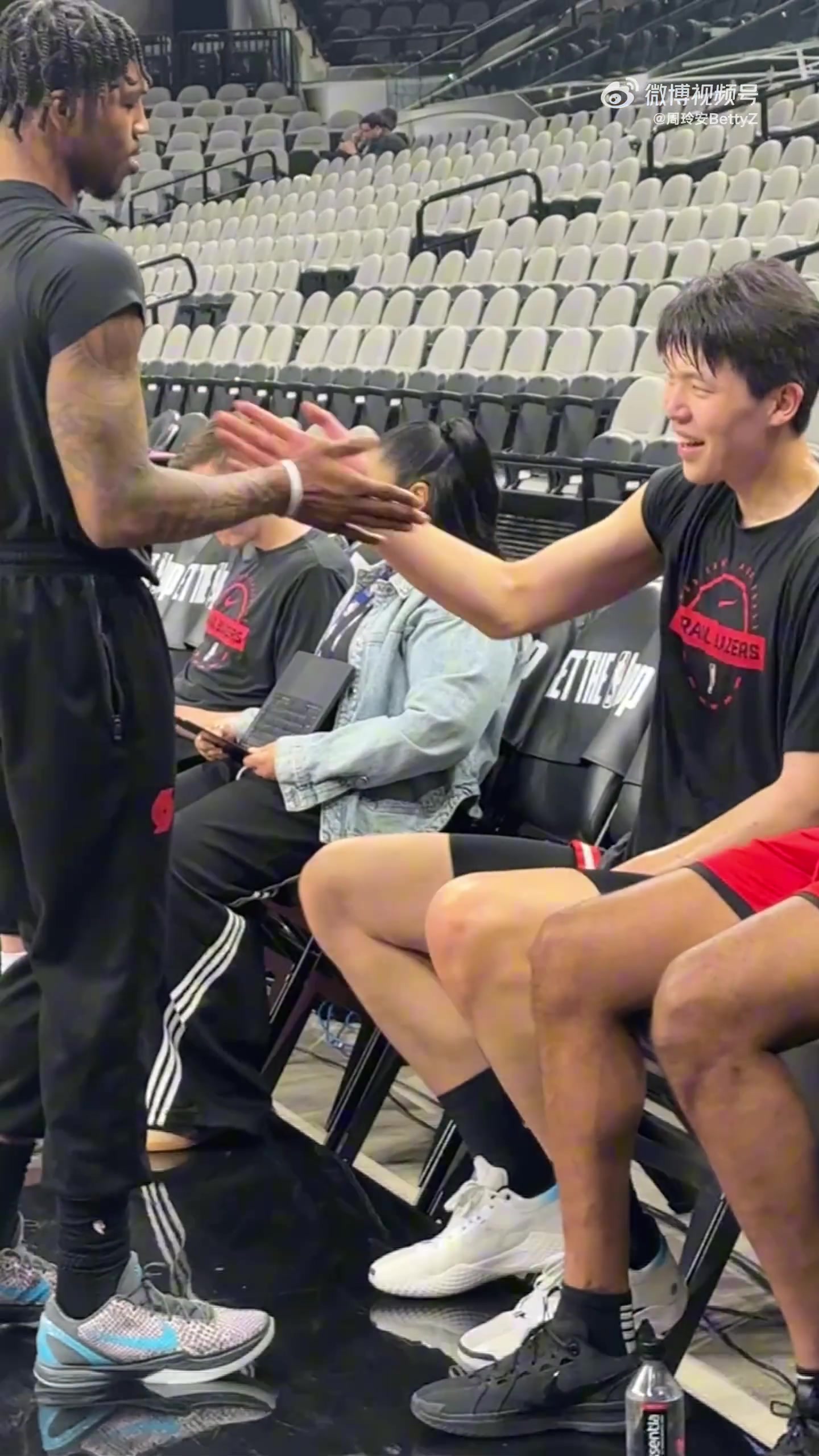 【今日看点视频】可惜没上场！杨瀚森赛前热身双手暴扣！英文交流