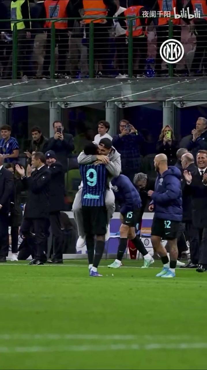 [有道理嘛?]男女主姿势！赛后劳塔罗和图拉姆激情庆祝！