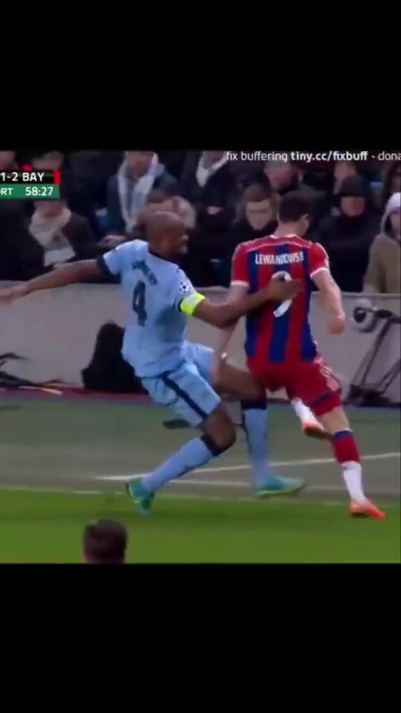 [推荐视频]武林人士！名场面：莱万完美发力掀翻孔帕尼！