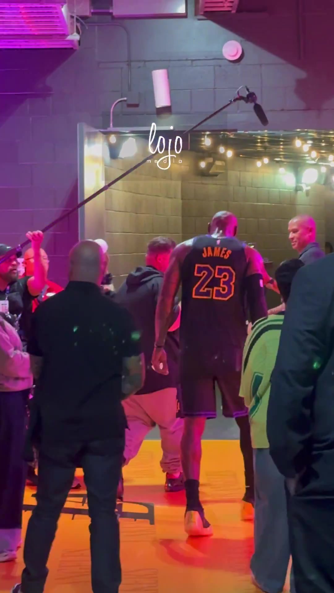 [值得一看]2-0开局詹姆斯赛后与家人一起互动~庆祝G2胜利~