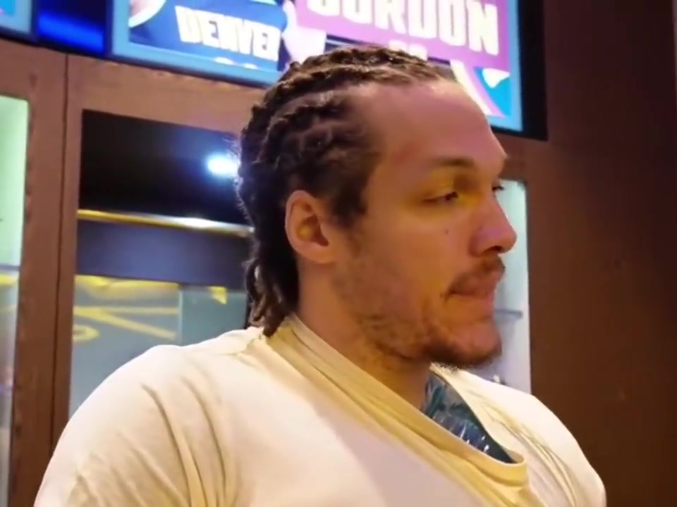 戈登曾谈：文班会成历史级球星，但再强也得跟我们一样穿鞋打