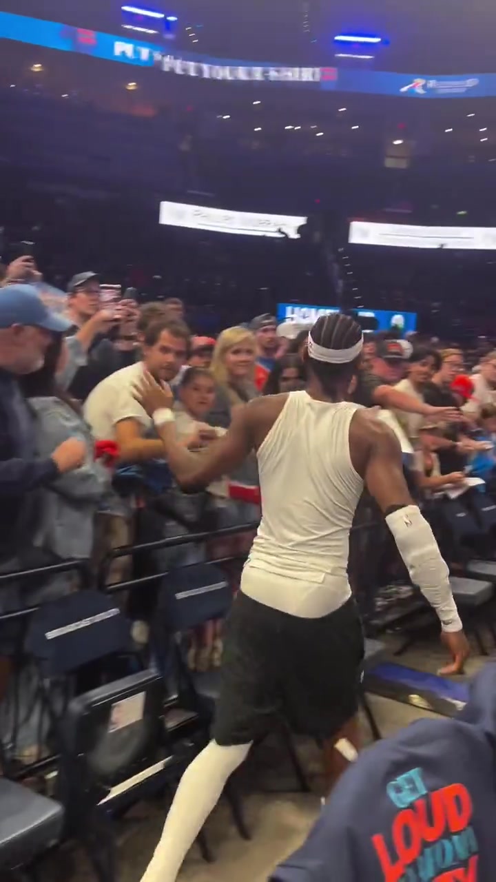 【快速回放】西海岸风格？球迷⚽场❕边实拍配文：SGA入场 这