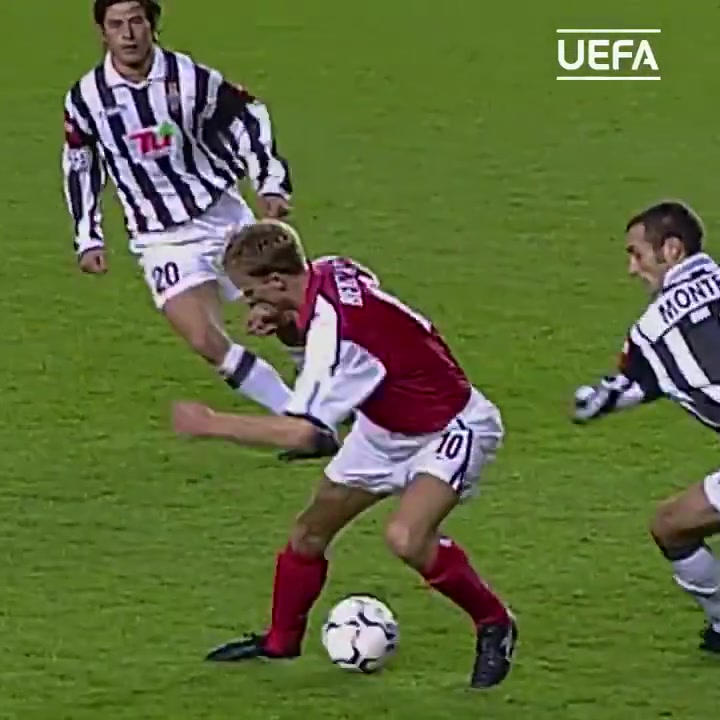 [球迷看点]就要原地摆脱！名场面：博格坎普戏耍尤文防线助攻永贝里！