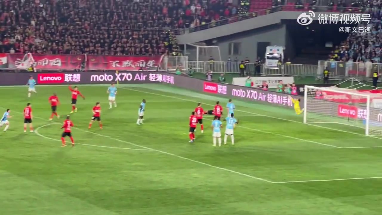 [球迷看点]这个角度看着最震撼！实拍斯坦丘轰出飞火流星