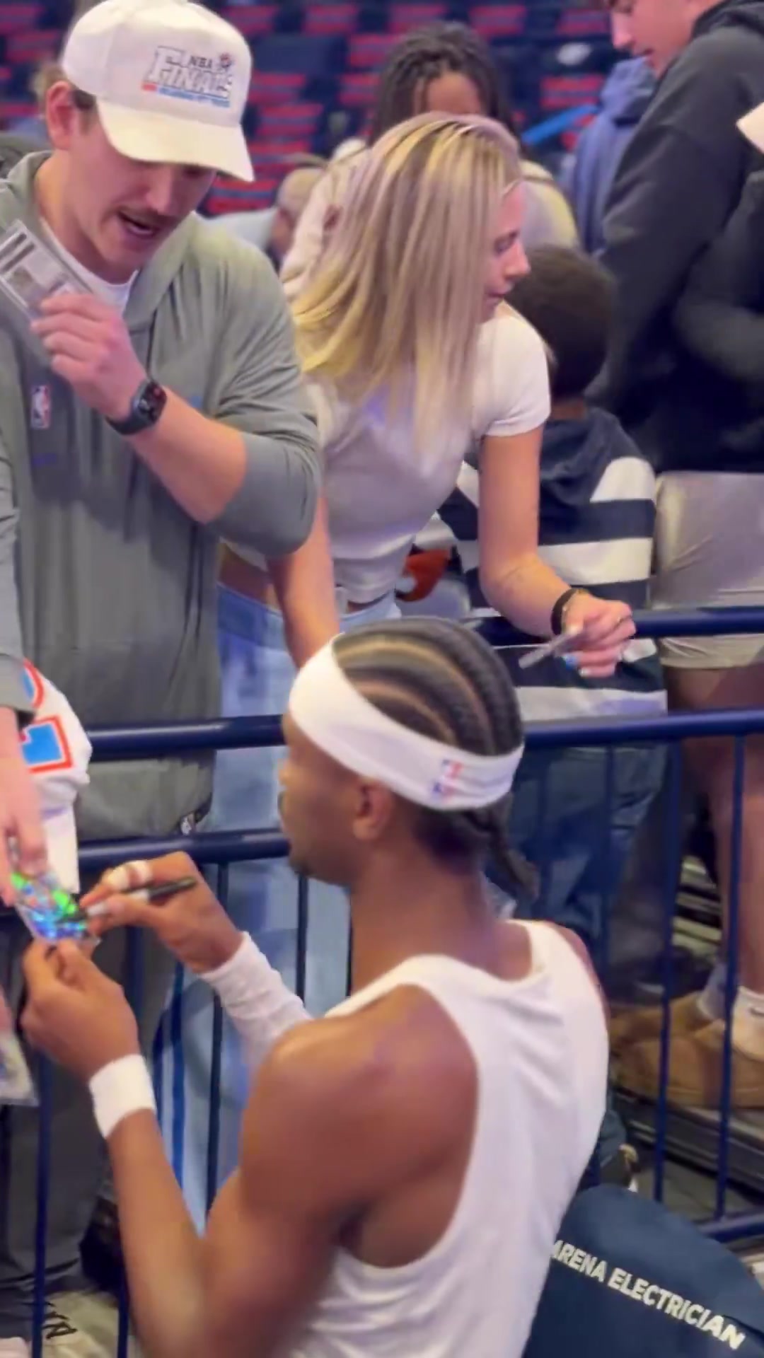 [全程剪辑]相当宠粉亚历山大赛前与球迷一一击拳、送签名