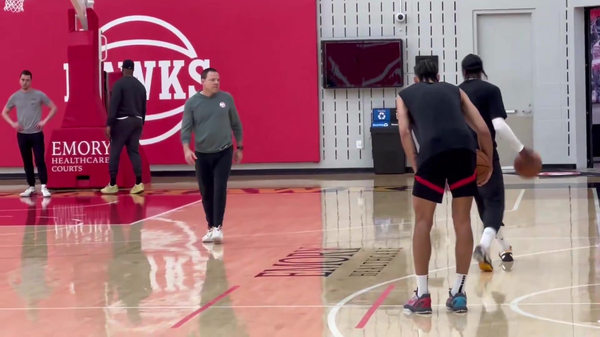 [经典瞬间]这就是老将作用！希尔德训练中教老鹰状元里萨谢运球投篮技巧~