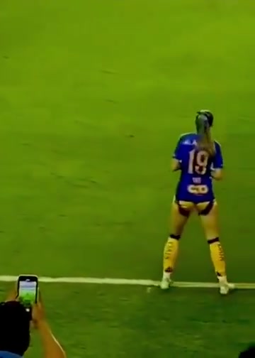 国外球迷：这位女球员是故意的吗？