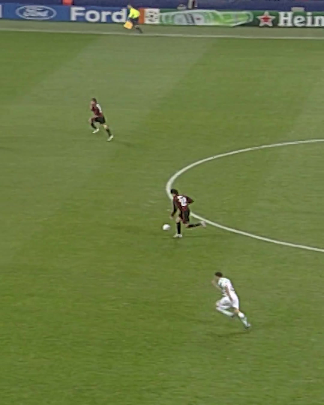 从中场起速，根本没人拦得住！卡卡把欧冠赛场踢成自家庭院