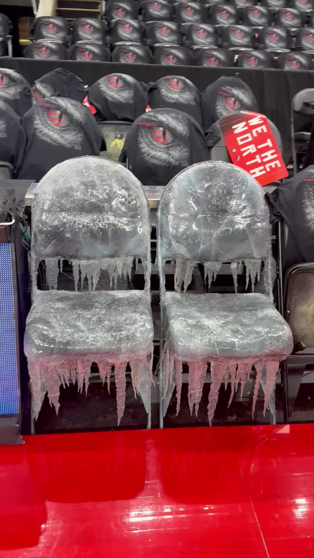 [值得一看]这么帅的？说唱歌手Drake今晚在猛龙主场的定制