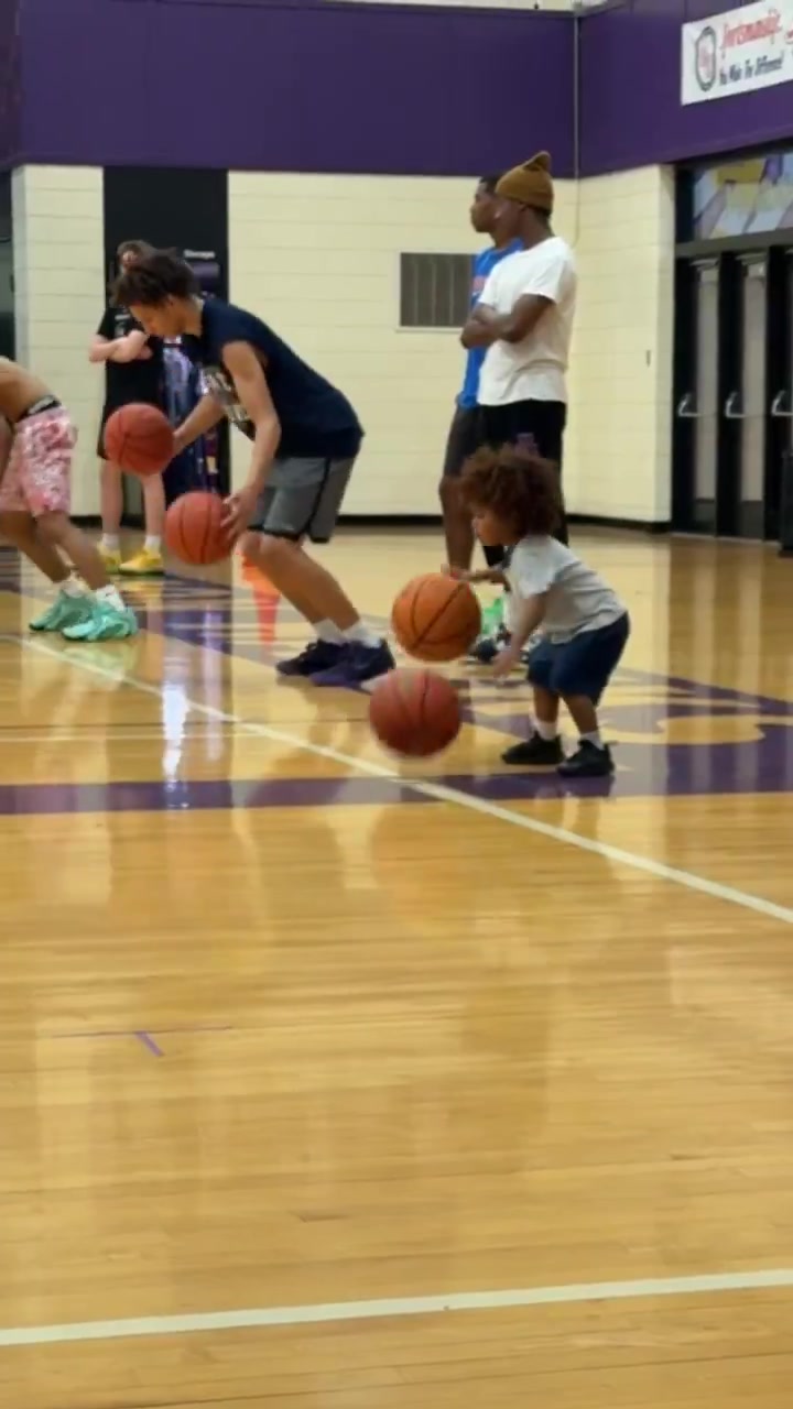 [视频/集锦]上辈子没忘干净？那么小的小孩居然能双球训练