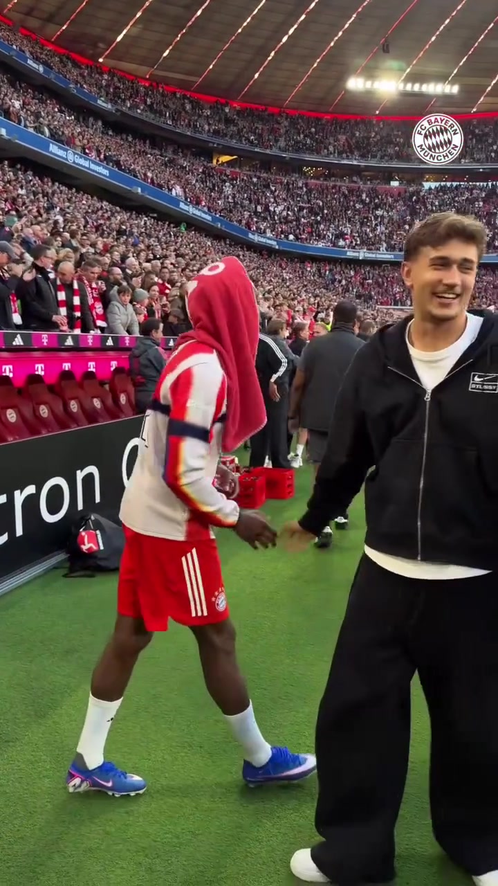 胜利结算画面！舞王阿方索赛后邀请德国小伙共舞！