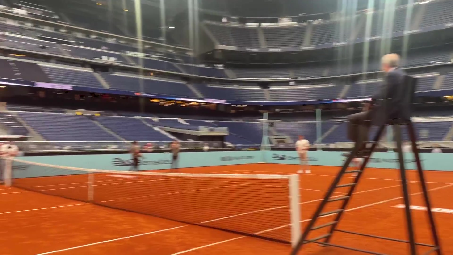 【推荐视频】老佛爷当裁判！伯纳乌网球赛，辛纳+贝林vs库尔图