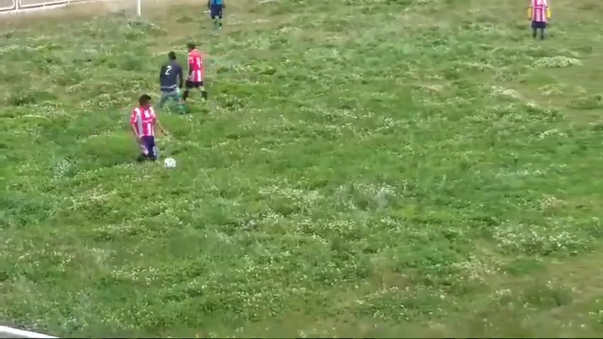 【视频】踢球还是“扫雷”❓️史上最原生态球场，踢球全凭直觉