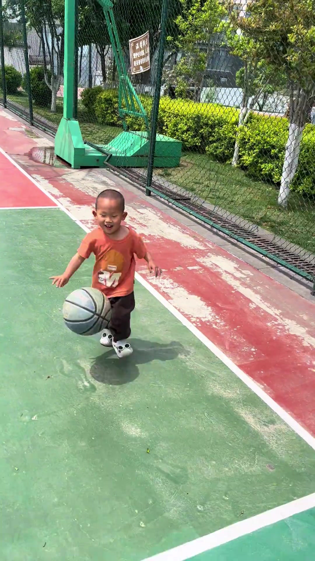  【体育头条】居然不是AI？2周4宝宝在篮球场 尿都控制不住学会控球了
