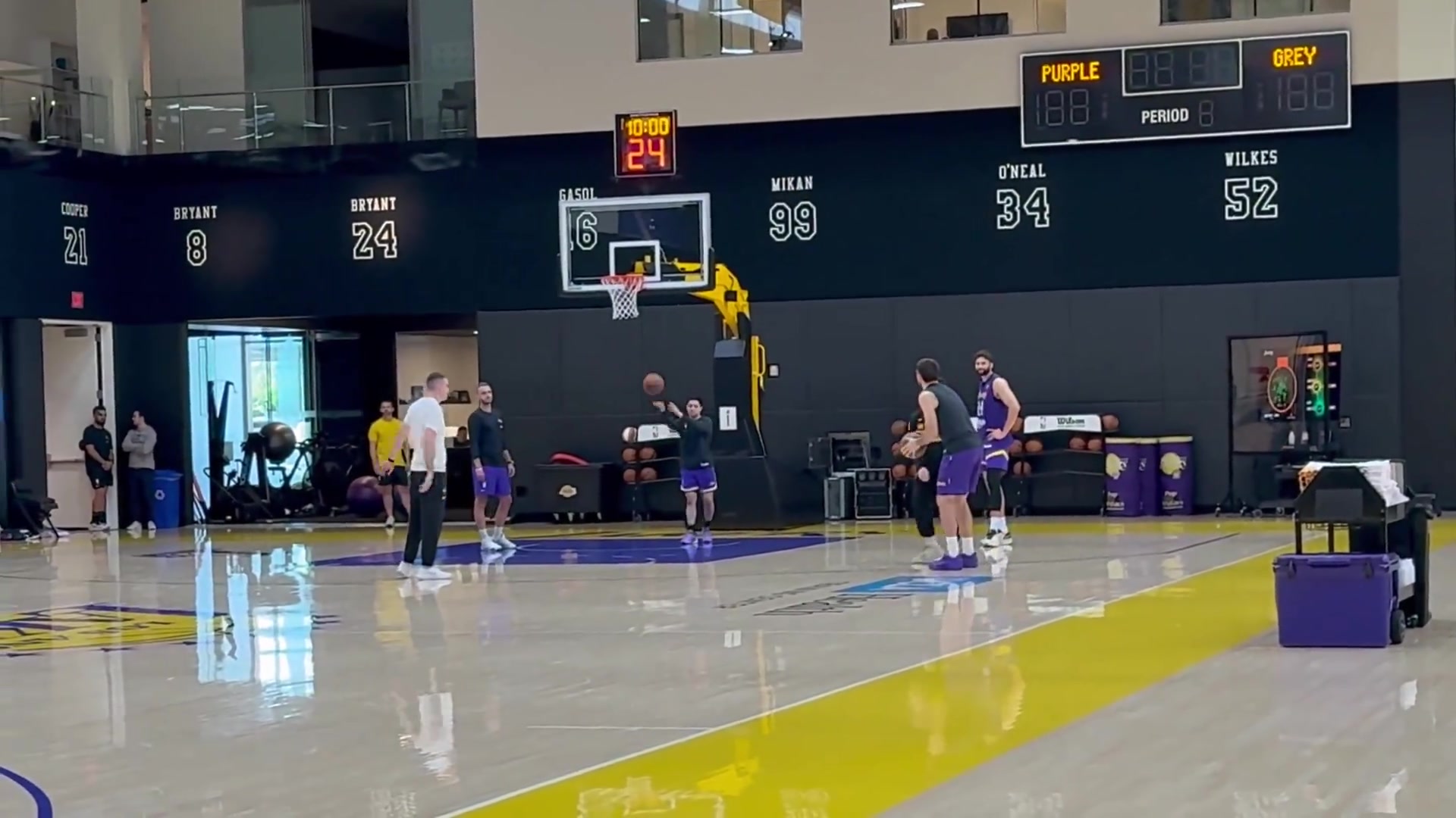  【话题】快回归了嘛？卢卡·东契奇在湖人队训练场进行轻度投篮练习！