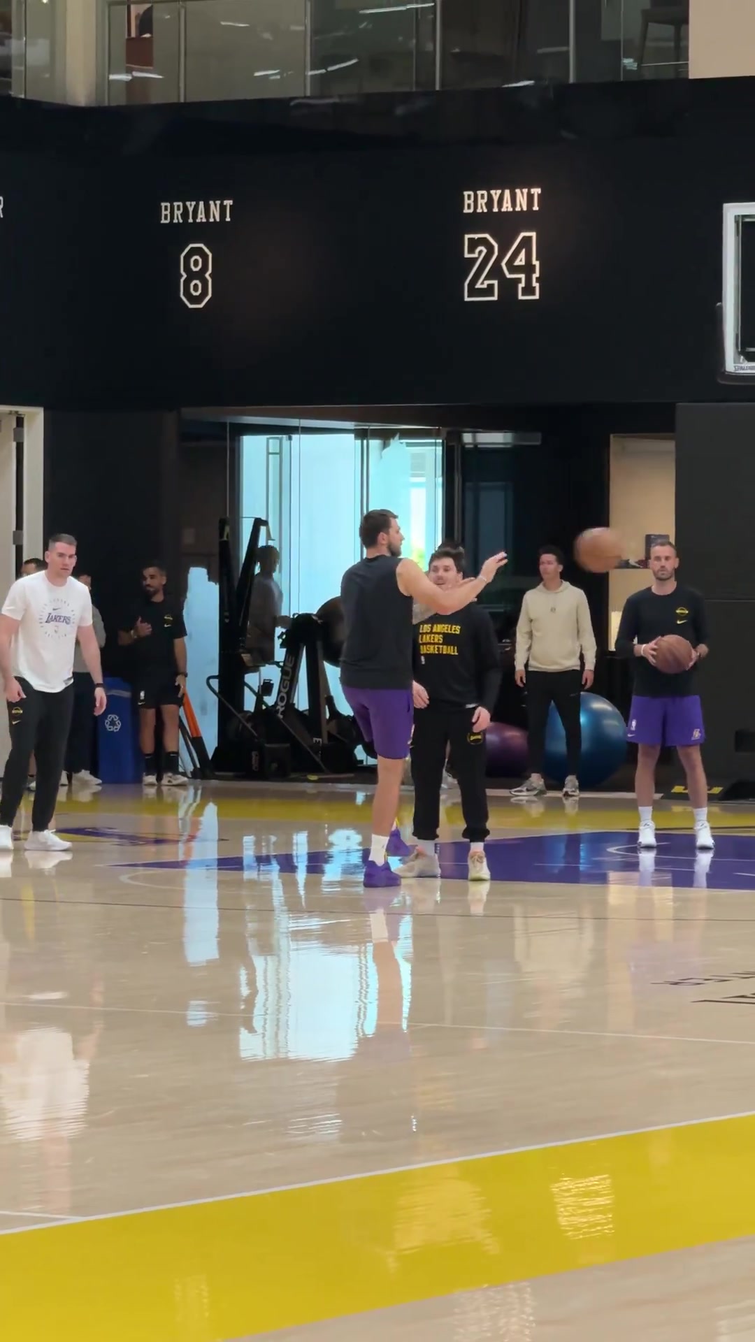 [最新赛点]东契奇今日进行简单✌️的投篮训练，看上去恢复得相