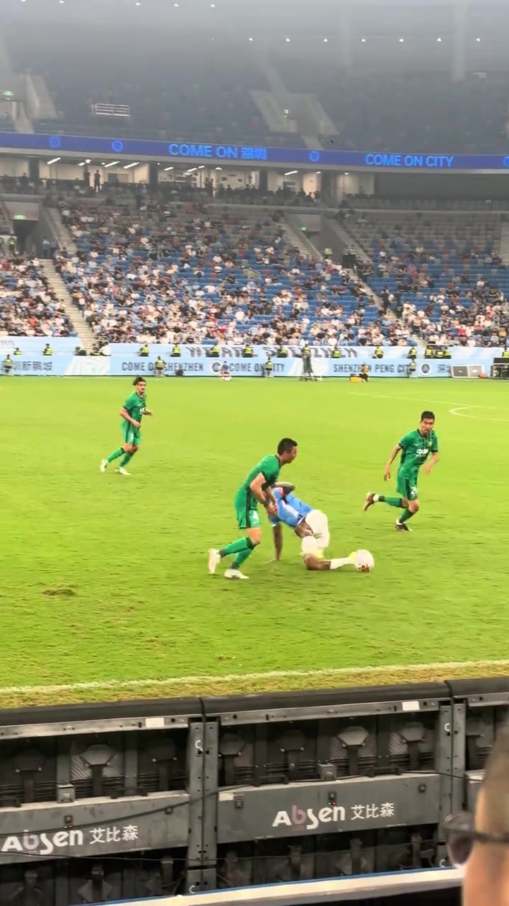 火药味！实拍：李磊拉到韦斯利，后者险些上头，被达万及时隔开