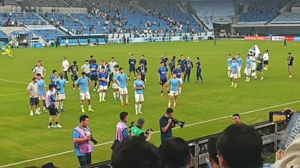 扎心了老铁！实拍：赛后深圳球迷训话“连国安都踢不过”