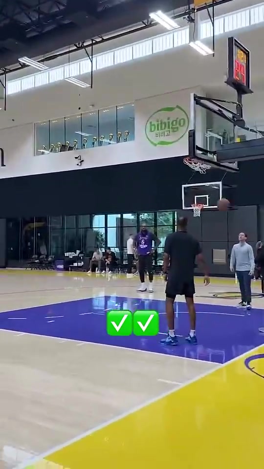 【热点视频】比赛中真准！斯玛特此前训练连进10记三分，把湖人