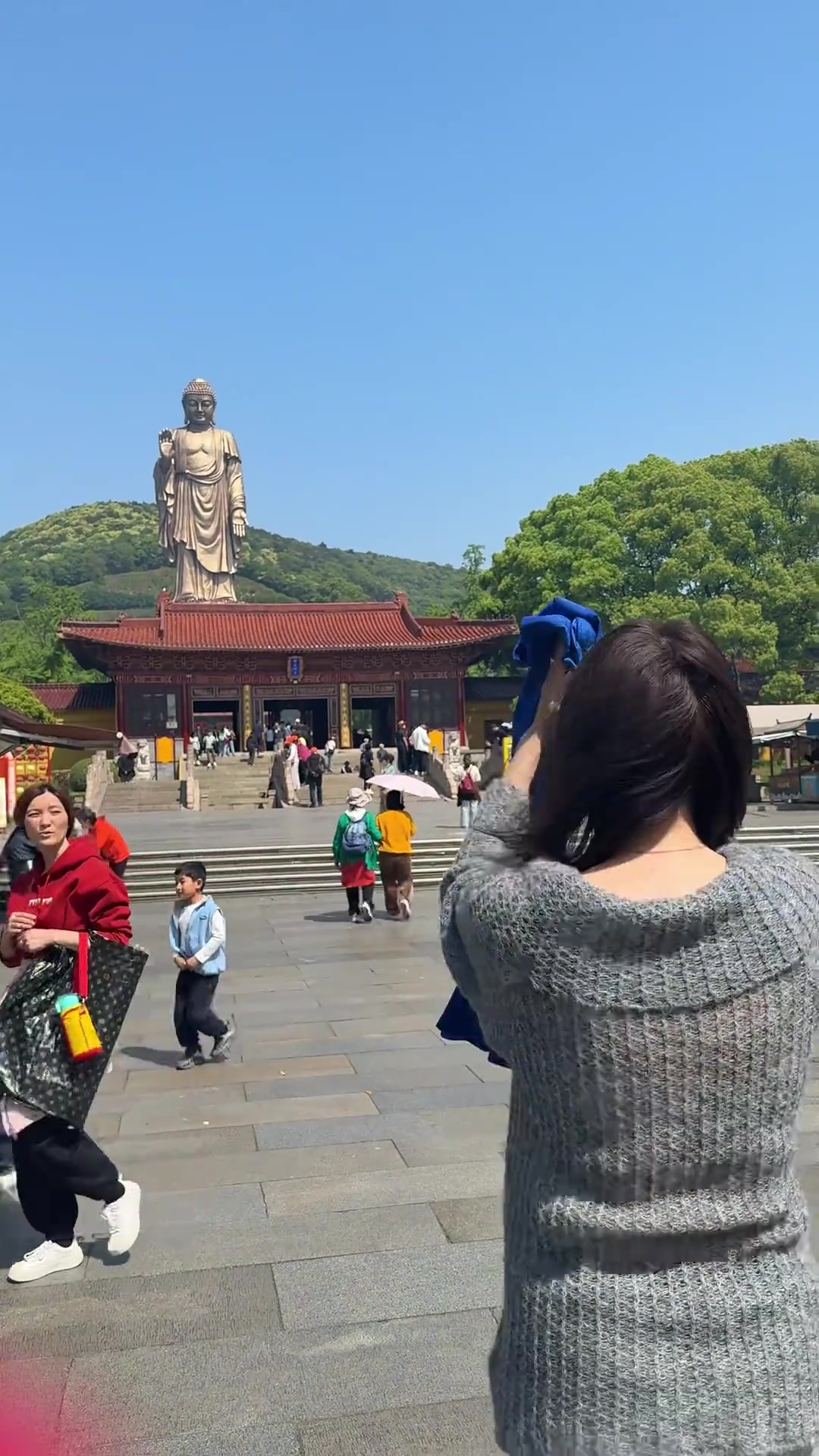 【今日视频】真想赢啊！女博主青书拿着切尔西球衣去拜佛，还跪着