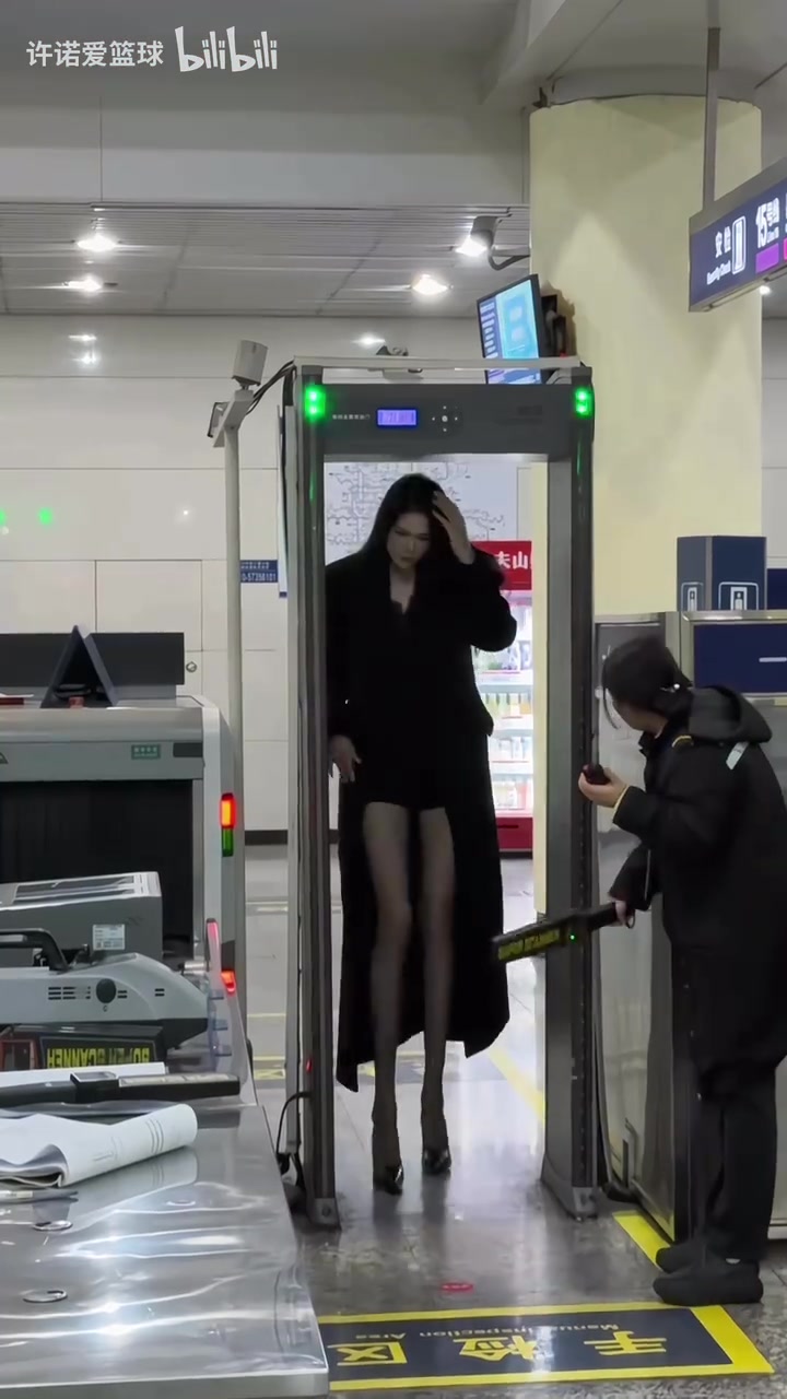 [精彩瞬间]到哪里都是焦点！许诺黑丝大长腿穿搭太压倒性了！