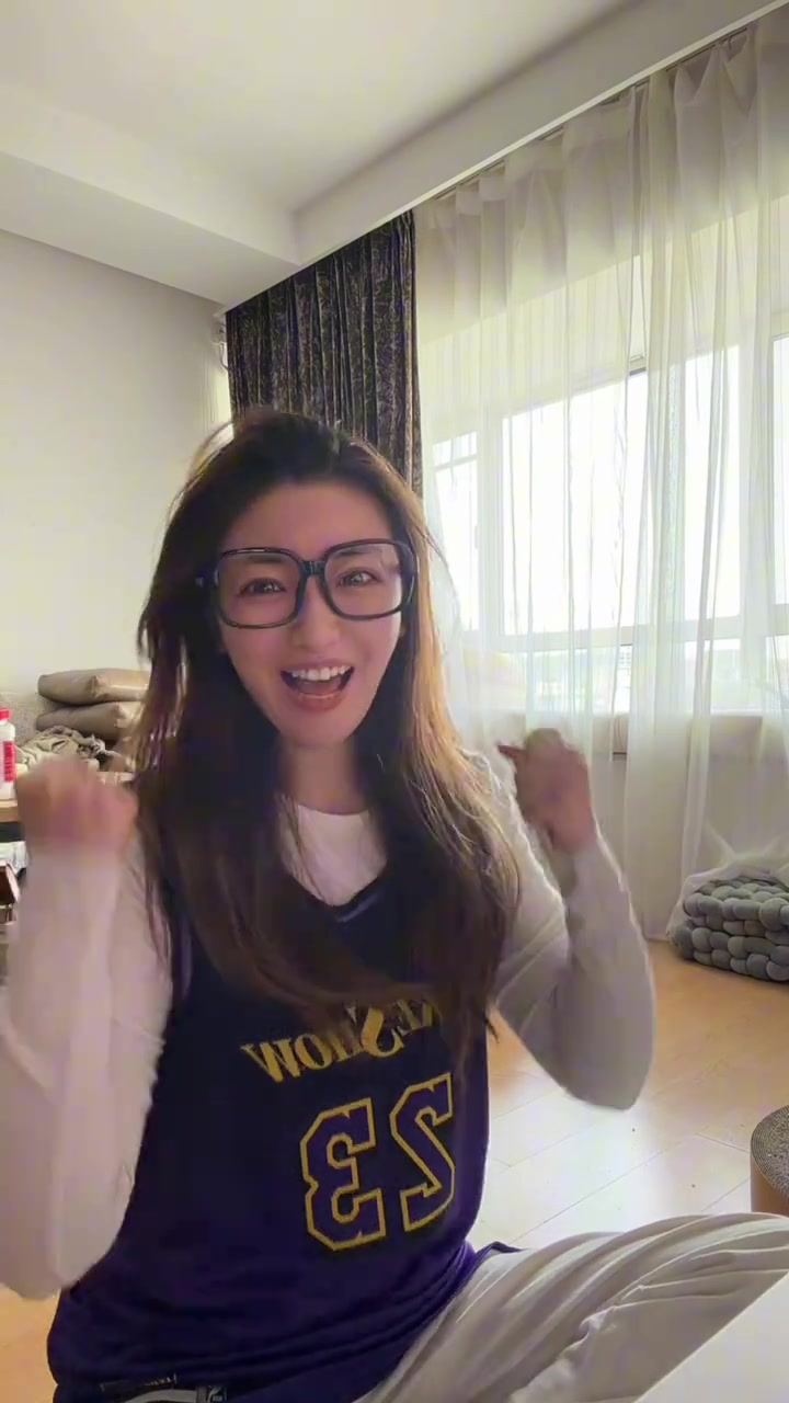 【视频】佳依今天素颜在家看比赛：来晚了说湖人会被横扫的兄弟们