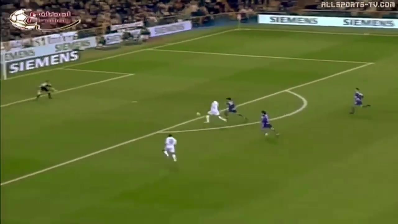 【体育视频】外星人拿球全场沸腾！感受一下皇马大罗的射术！