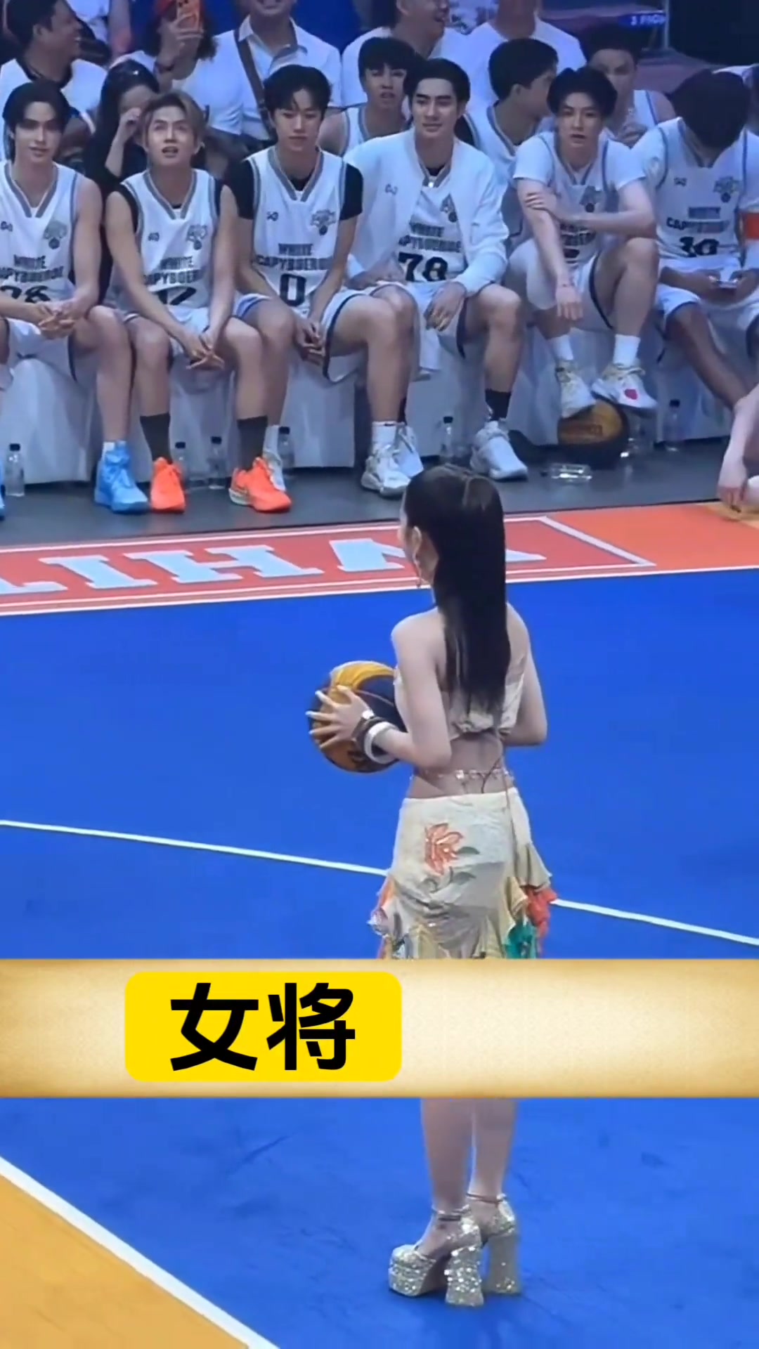 【今日视频】一击命中，美女在一众球员的围观下，稳稳命中一记罚