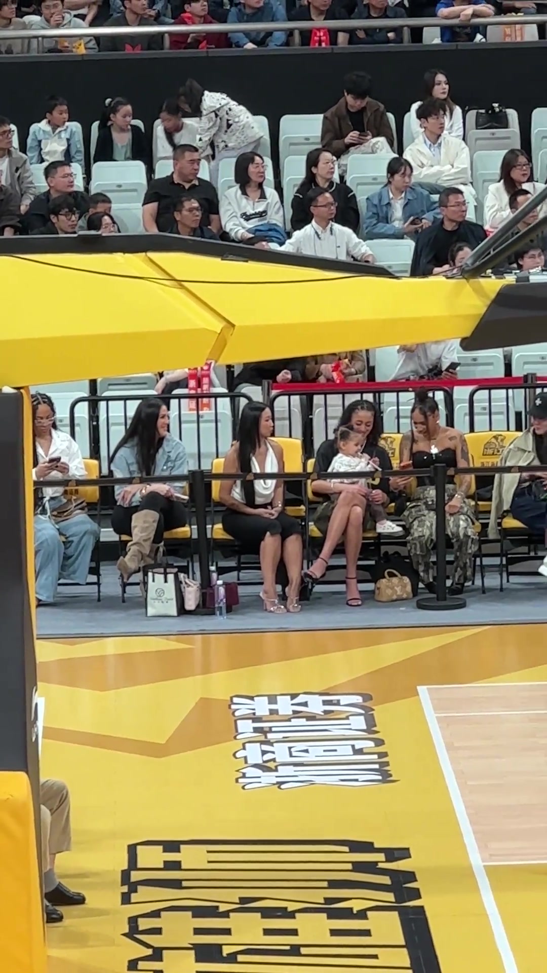 【你怎么看？】广厦的外援太太团排排坐 认得出谁是谁的老婆吗？