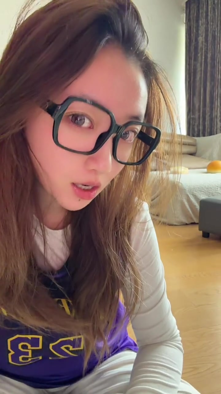 【体育视频】佳依：说湖人会被横扫的兄弟们，你们再干嘛呢？