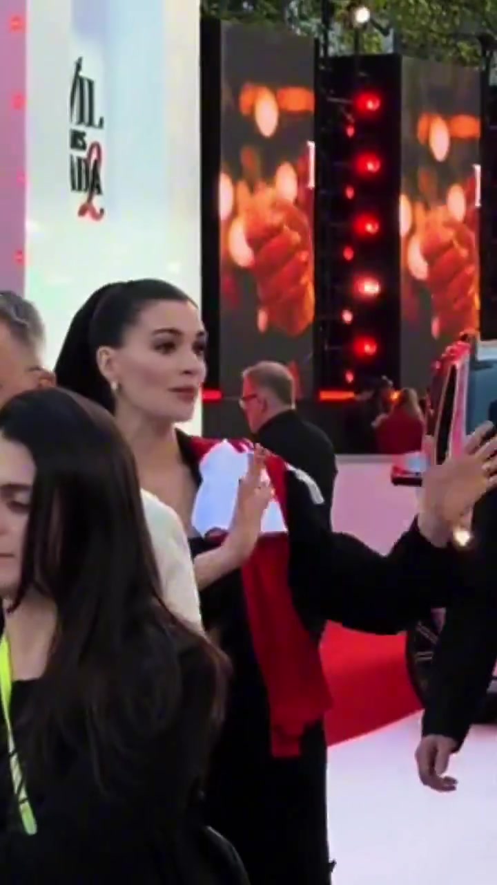 [值得一看]实拍：海瑟薇带着阿森纳球衣出现在《穿普拉达的女王