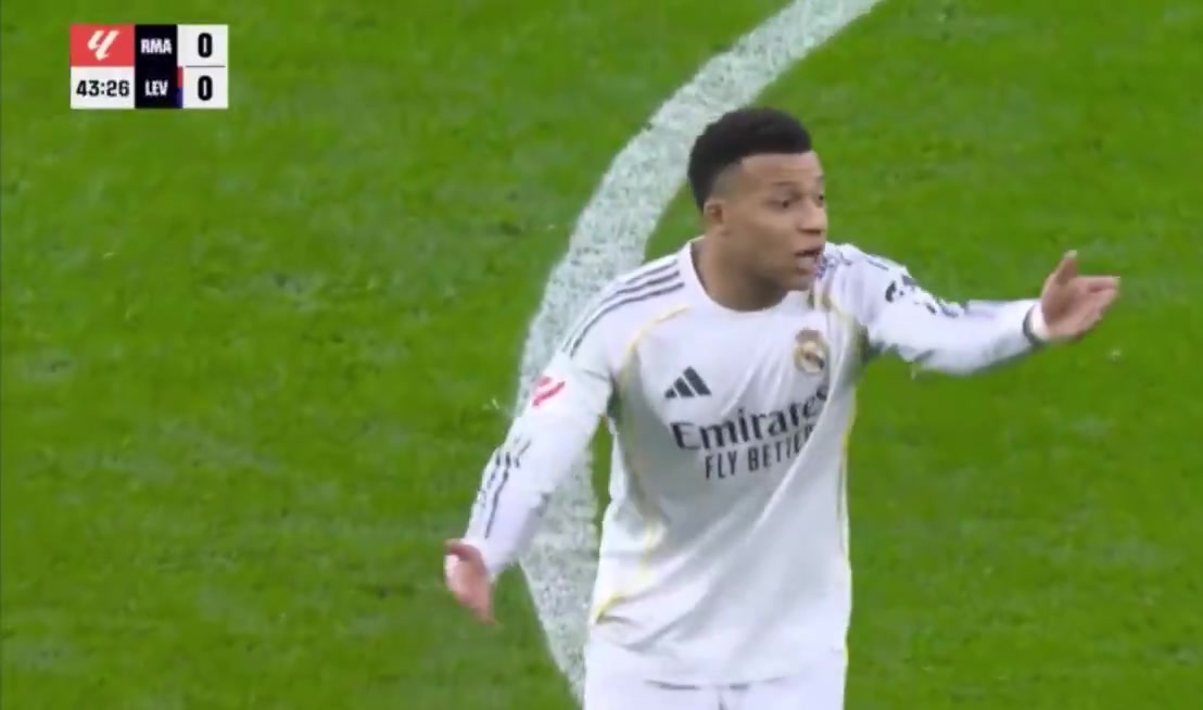 【推荐视频】皇马球迷：姆巴佩丢球后没有参与回防，而是呆在原地