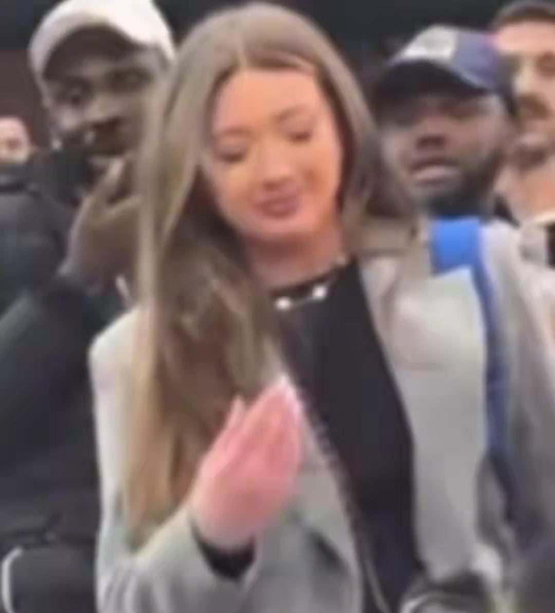 小球迷一把截胡了球员打算送给妻子的球衣