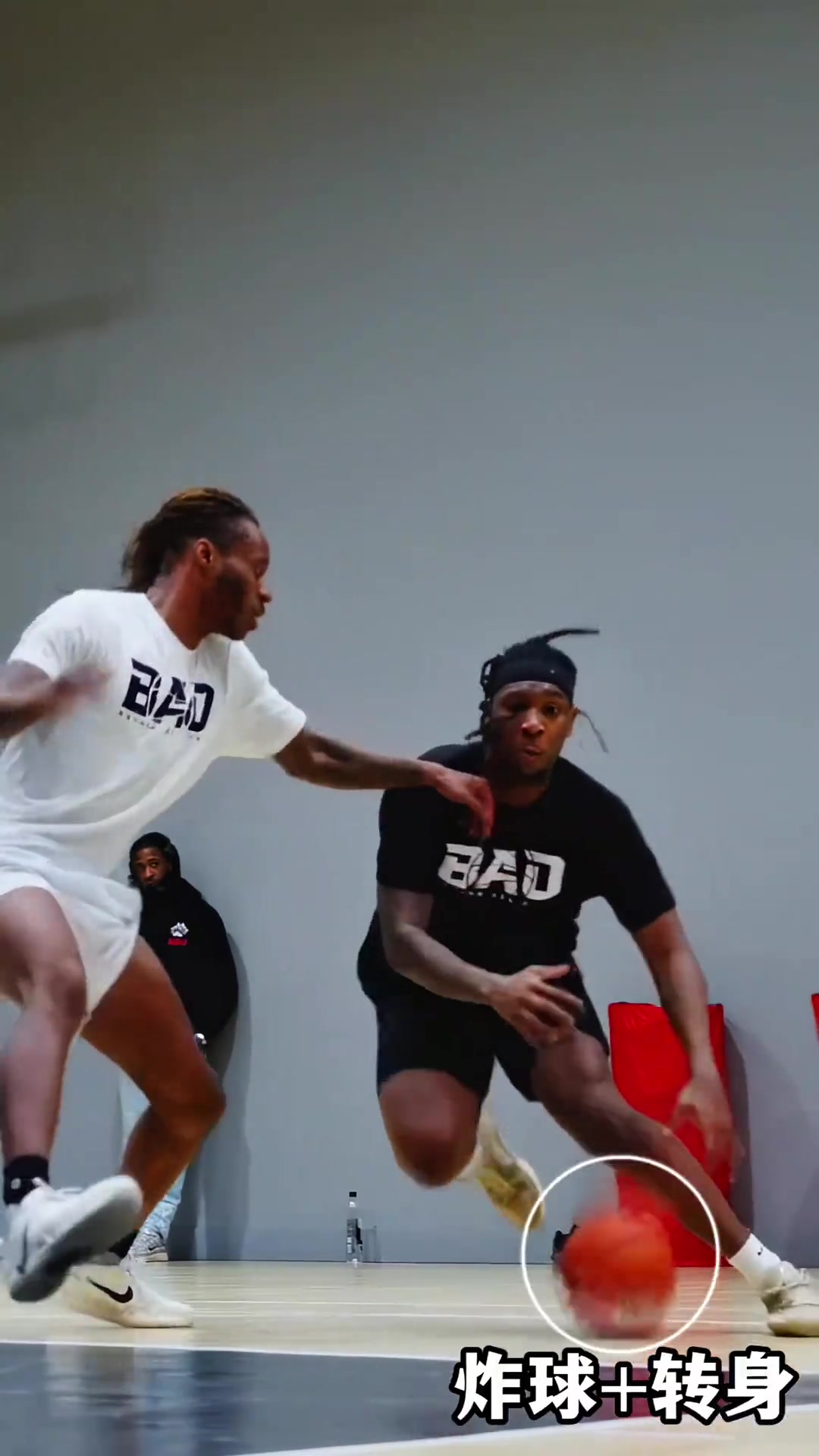 “这一套下来隔着屏幕都被晃到了”