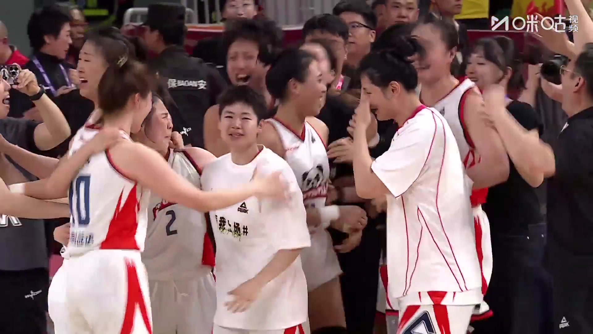近4个赛季3次夺冠！四川女篮赛后围成一圈庆祝夺冠！