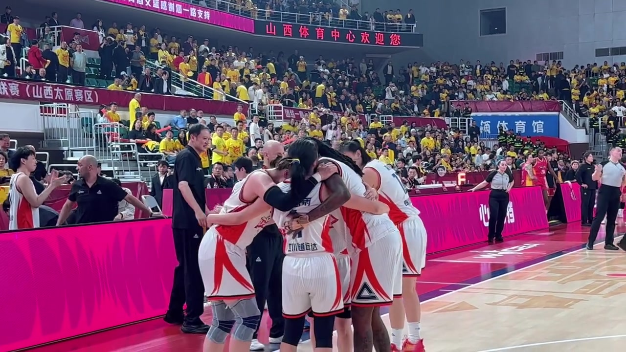 现场直拍：四川女篮夺冠后，姑娘们相拥庆祝，许多人都激动流泪