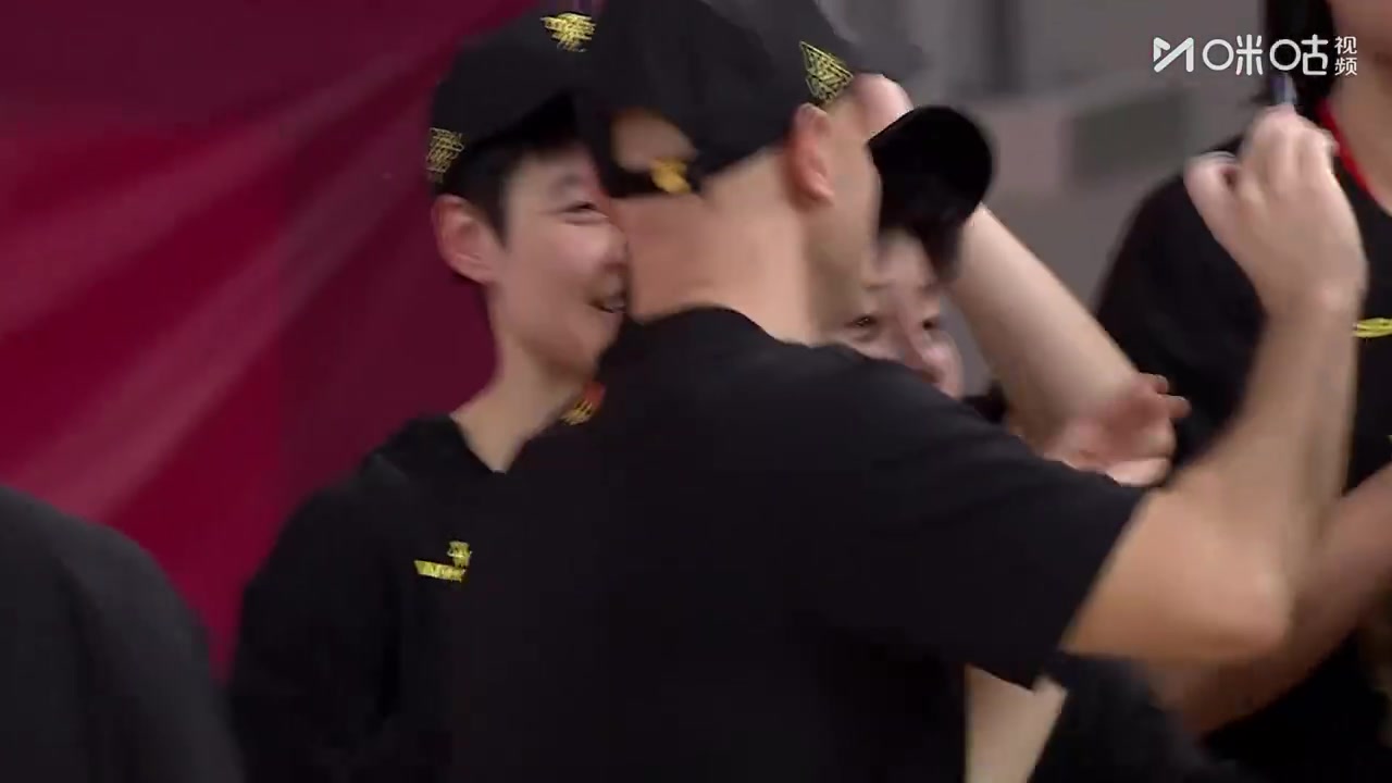 真的开心！颁奖仪式之前，王思雨带领四川女篮姑娘们自拍！