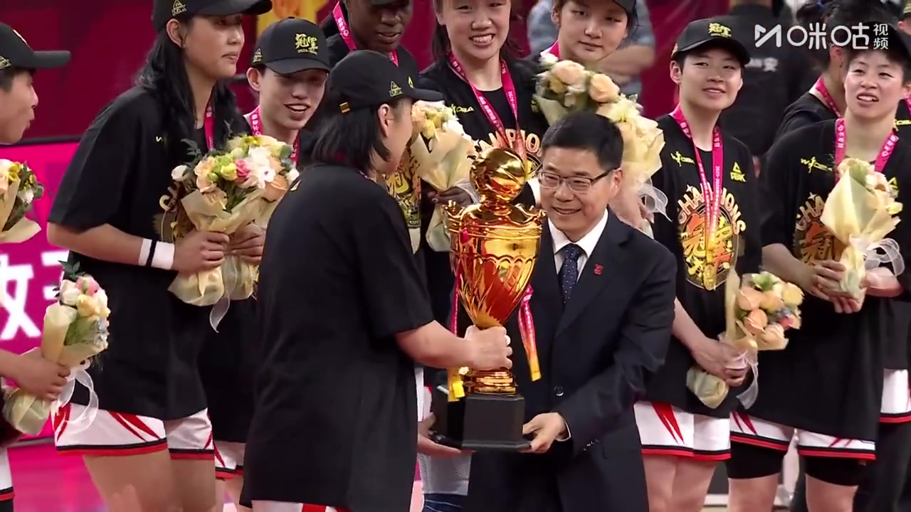 四年三冠！赛后颁奖仪式，四川女篮全队捧起总冠军奖杯！