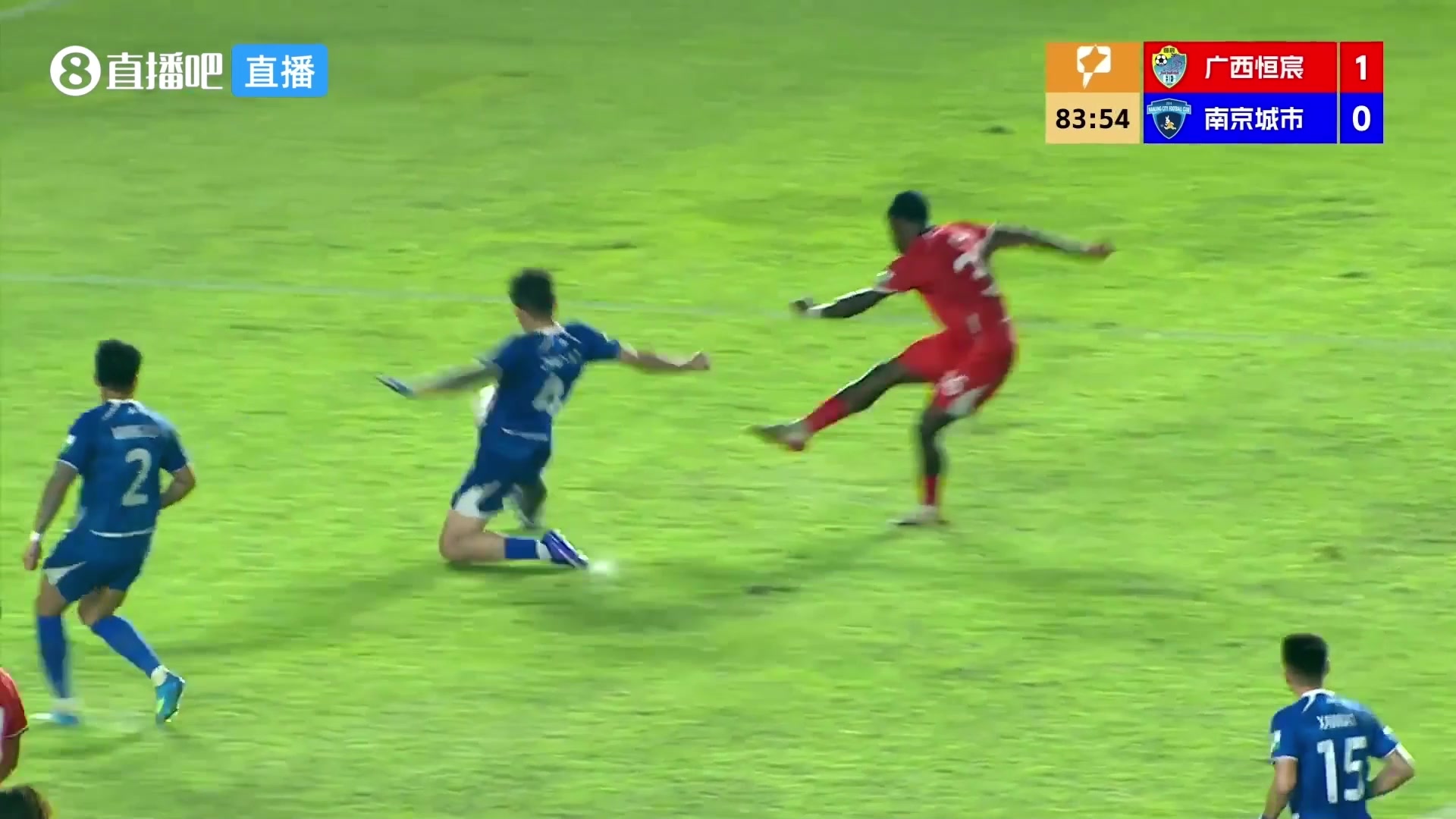 [今日看点视频]奶奶球啊这❗是！中甲广西球员超近距离垫射被横