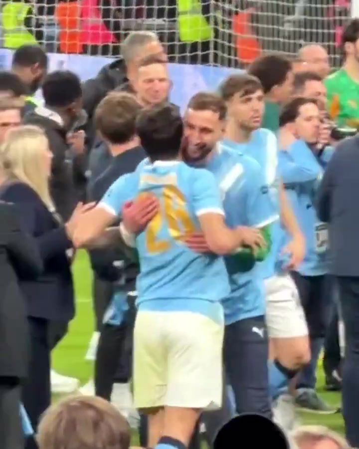 [视频]关系真不错！胡桑诺夫和多纳鲁马高兴时总是喜欢拍打对方