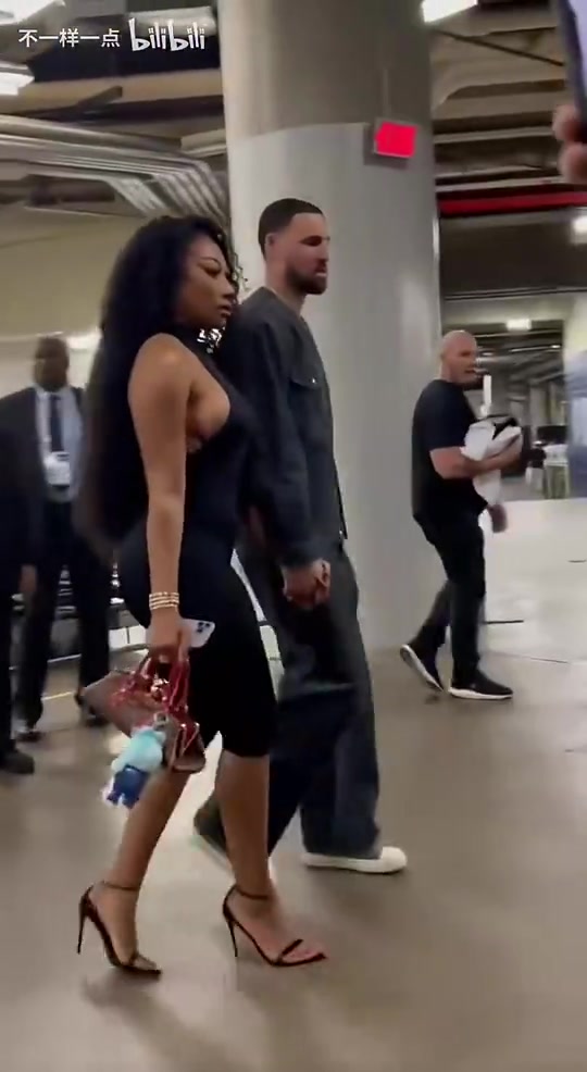 大码身材！克莱此前和马冬梅携手入场，对比之下克莱都变瘦弱了~