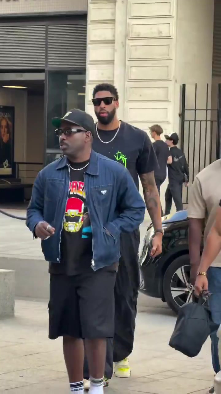 [热门高光]享受休赛期奇才球星浓眉现身巴黎游玩~